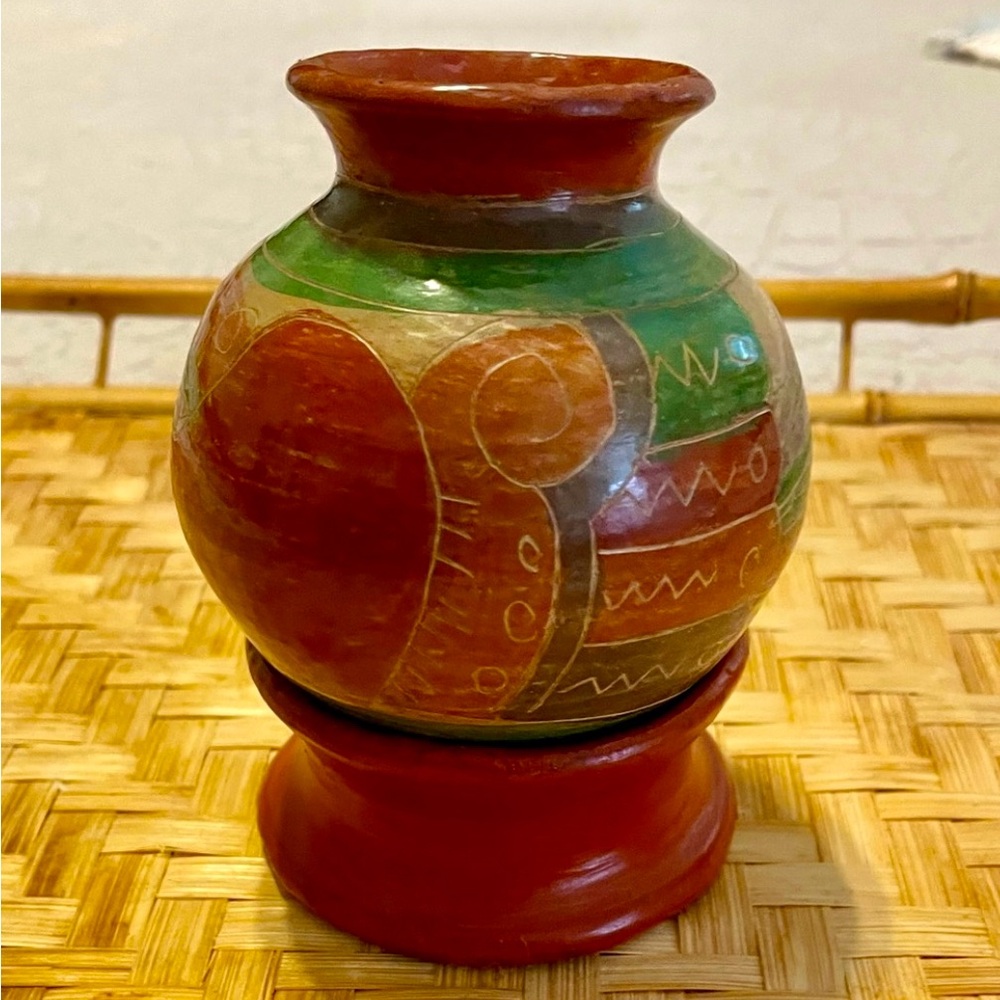 Pre-Columbian Brown Green Hand painted  Clay Pottery Vase Nicaragua Managua